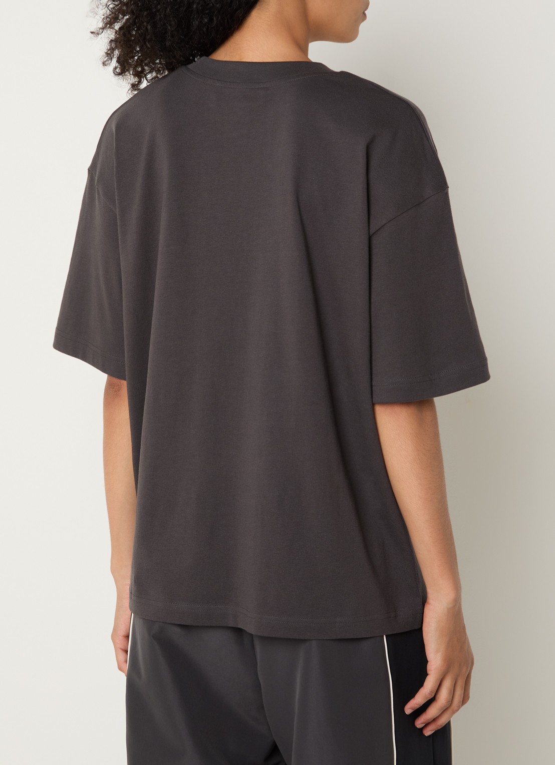 New Balance Trackside oversized T-shirt met logoborduring - achterkant 4 antraciet