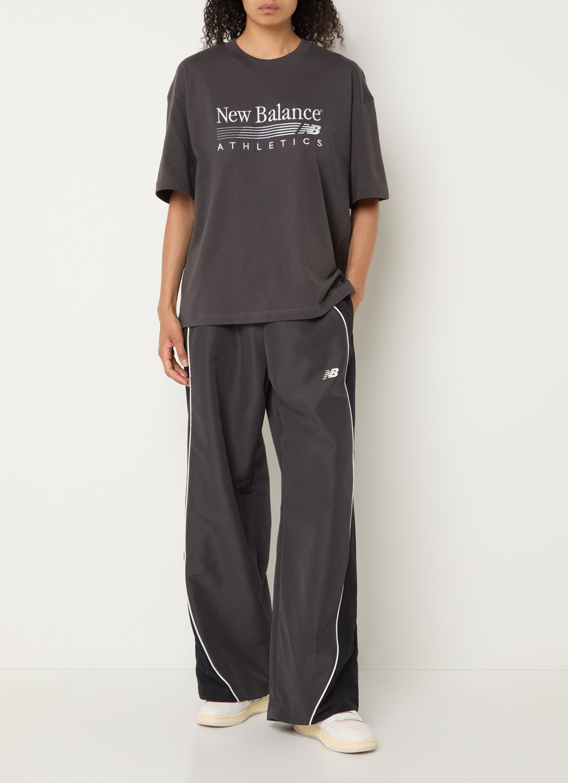 New Balance Trackside oversized T-shirt met logoborduring - voorkant 2 antraciet