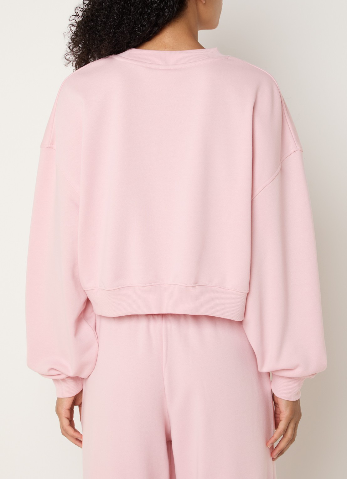 New Balance Trackside sweater met logo - achterkant roze