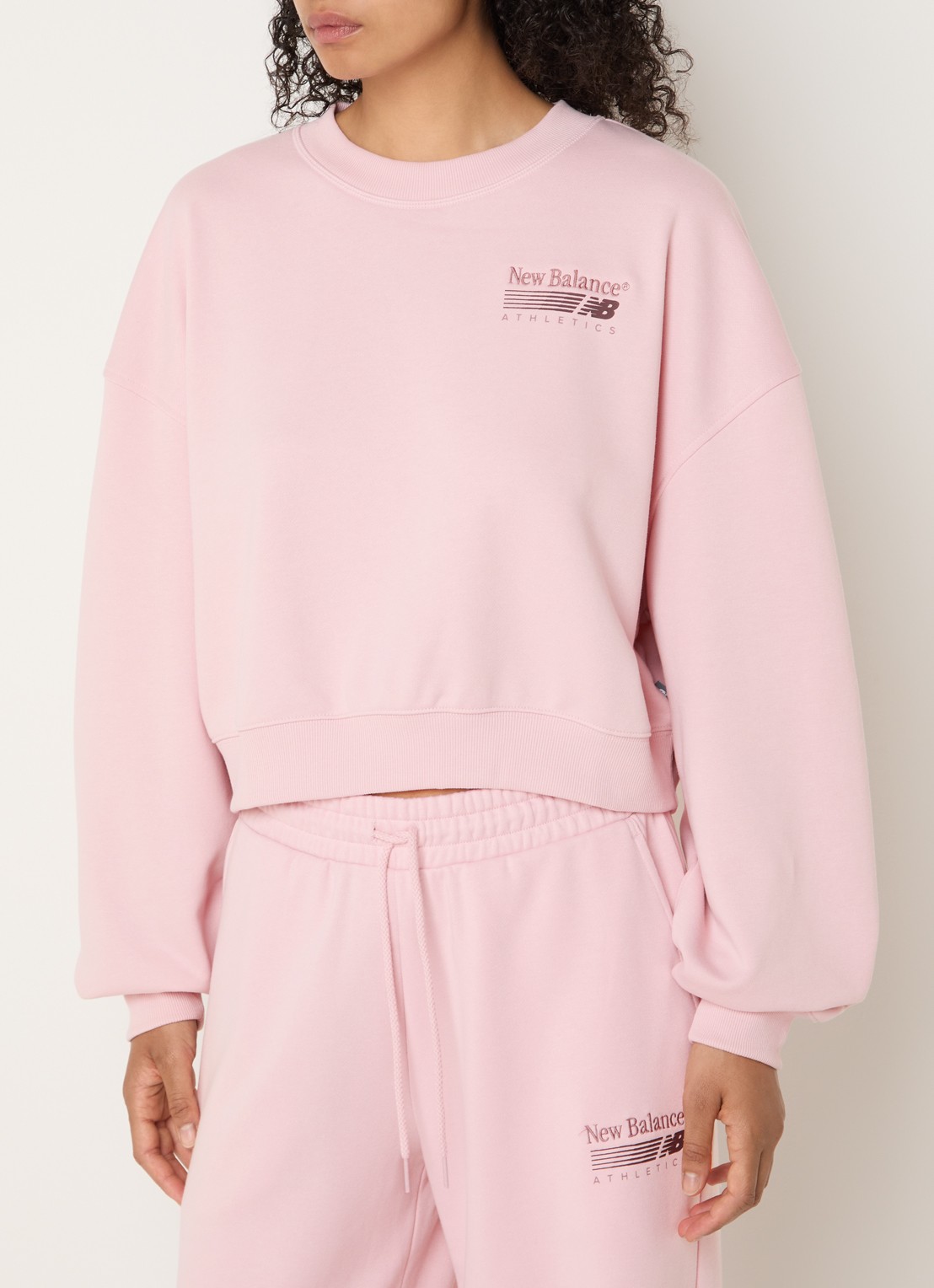 New Balance Trackside sweater met logo - detail 2 roze