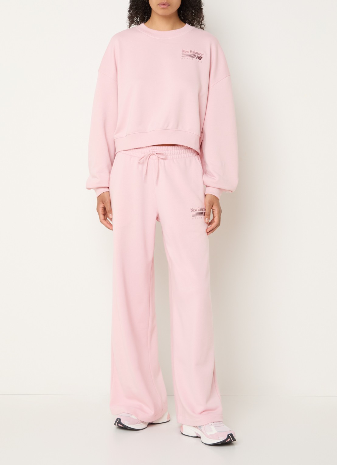 New Balance Trackside sweater met logo - voorkant 4 roze