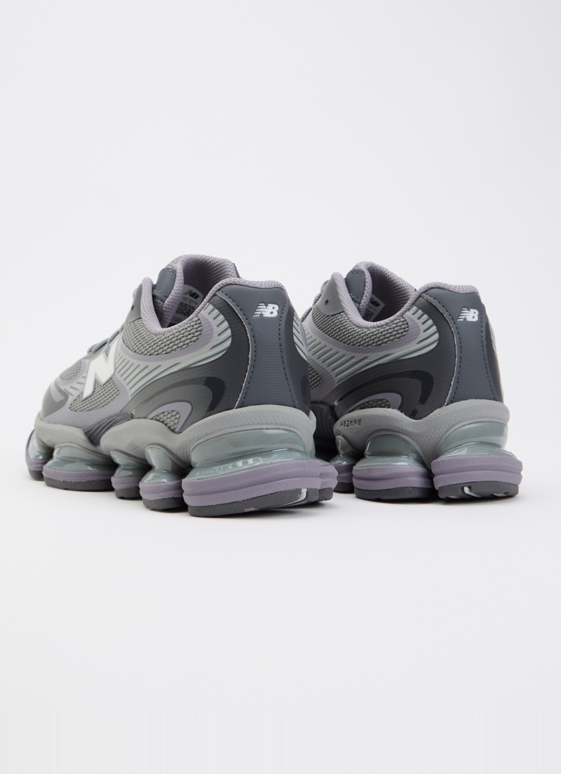 New Balance U2000 sneaker met logo  - achterkant 2 paars