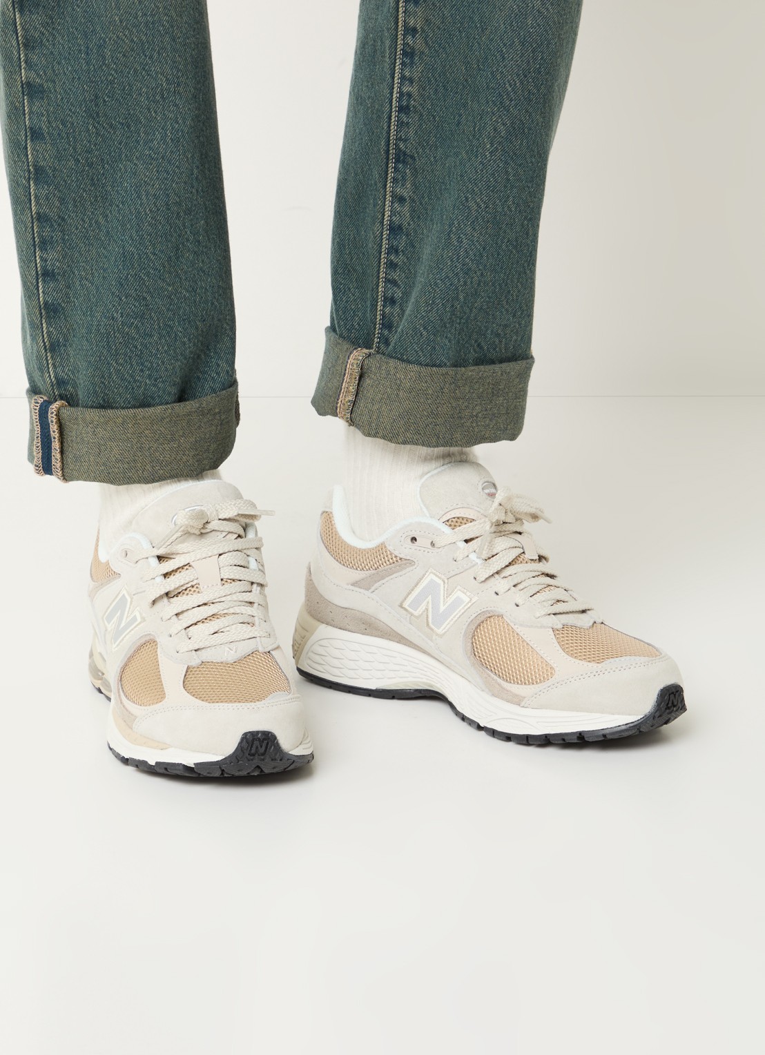 New Balance U2002 sneaker van suède met mesh details - voorkant 5 taupe