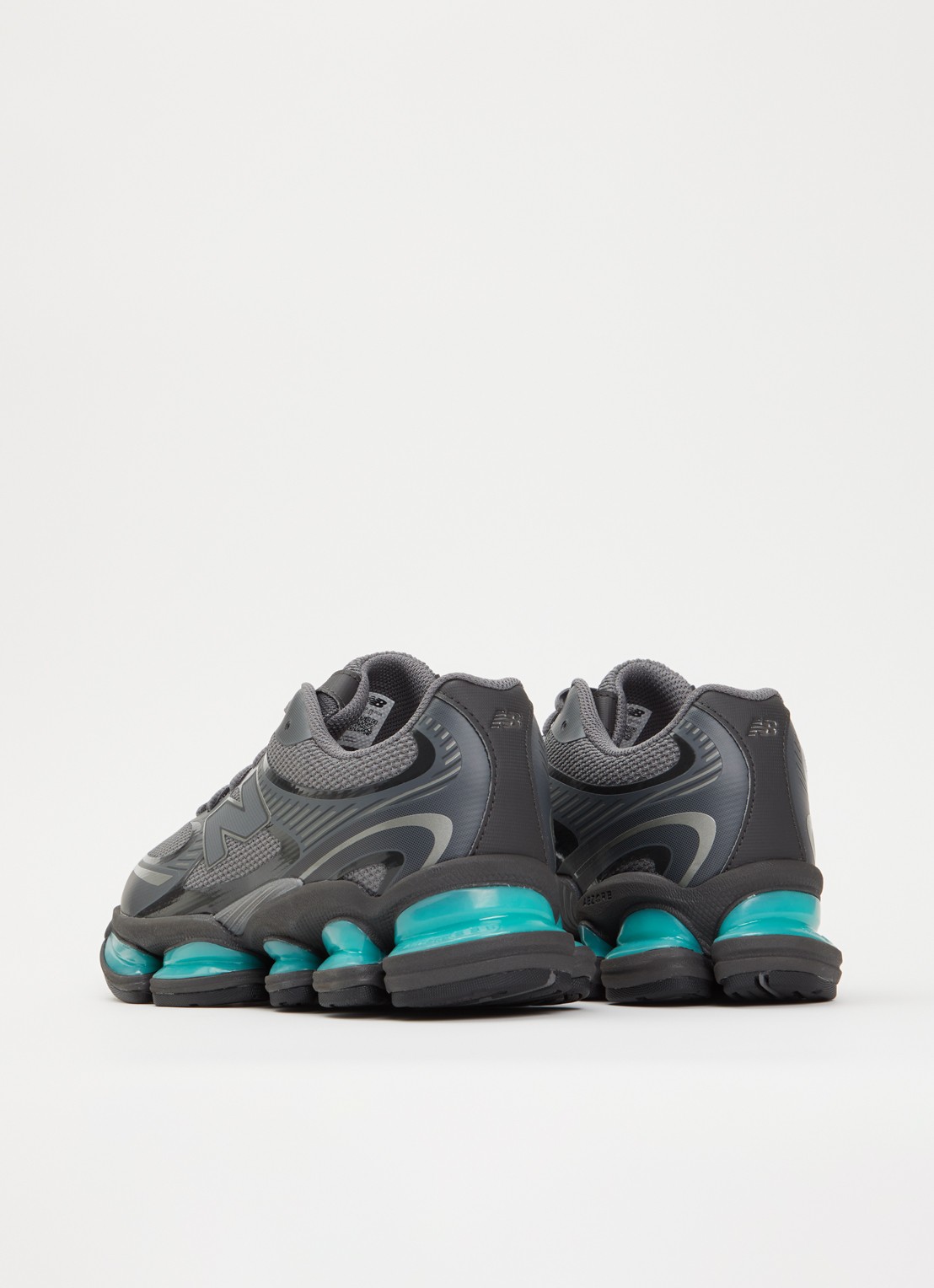 New Balance U20027 sneaker van mesh met logo - achterkant middengrijs