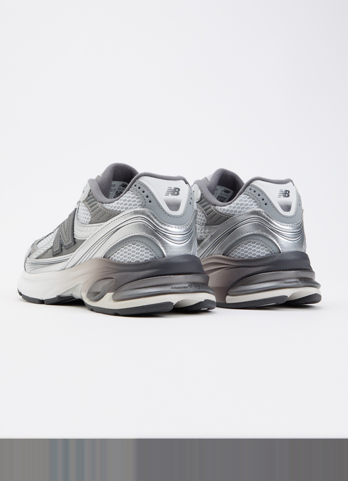New Balance U2010 sneaker met mesh details en metallic finish  - achterkant grijs