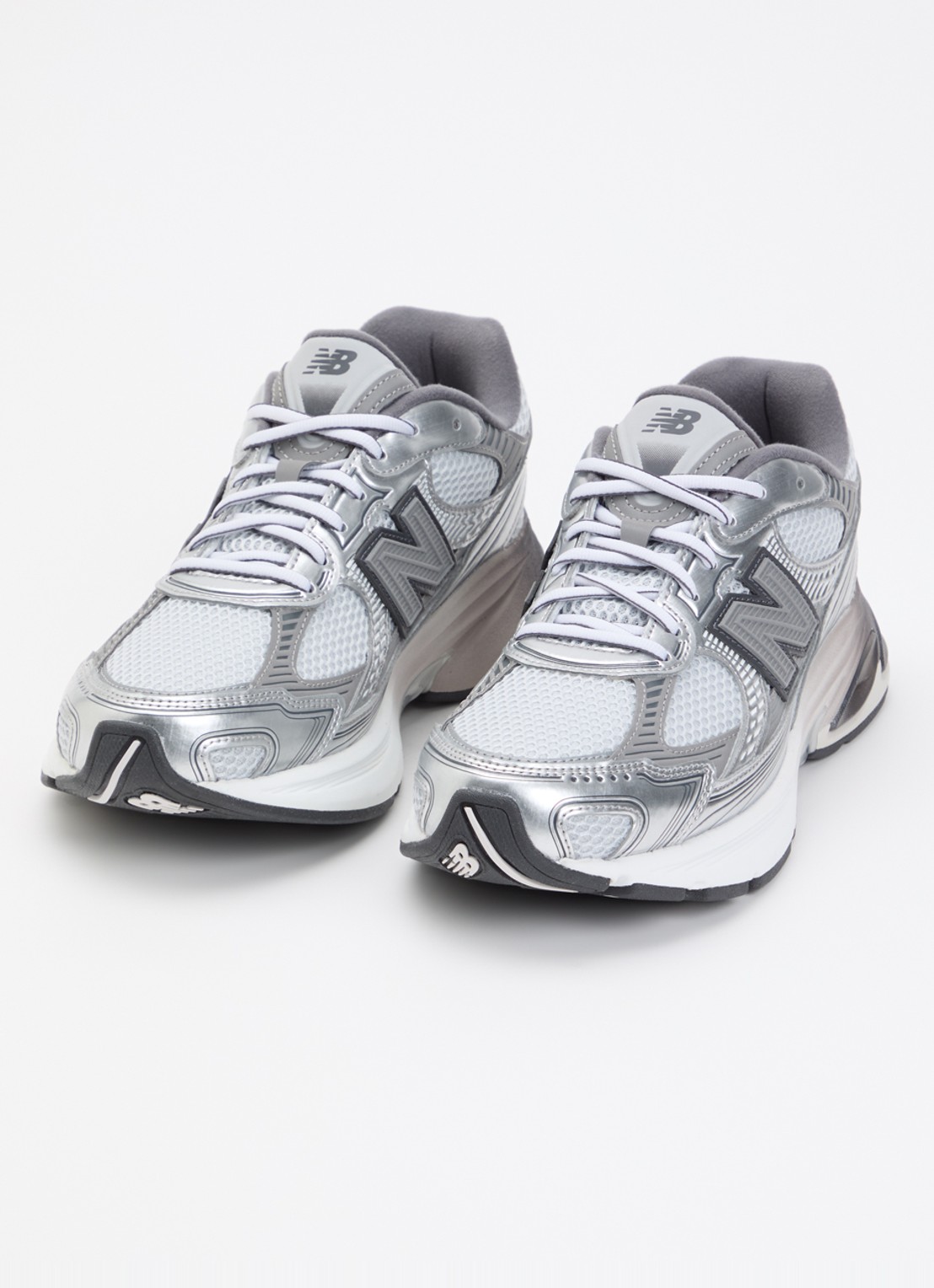 New Balance U2010 sneaker met mesh details en metallic finish  - detail 3 grijs