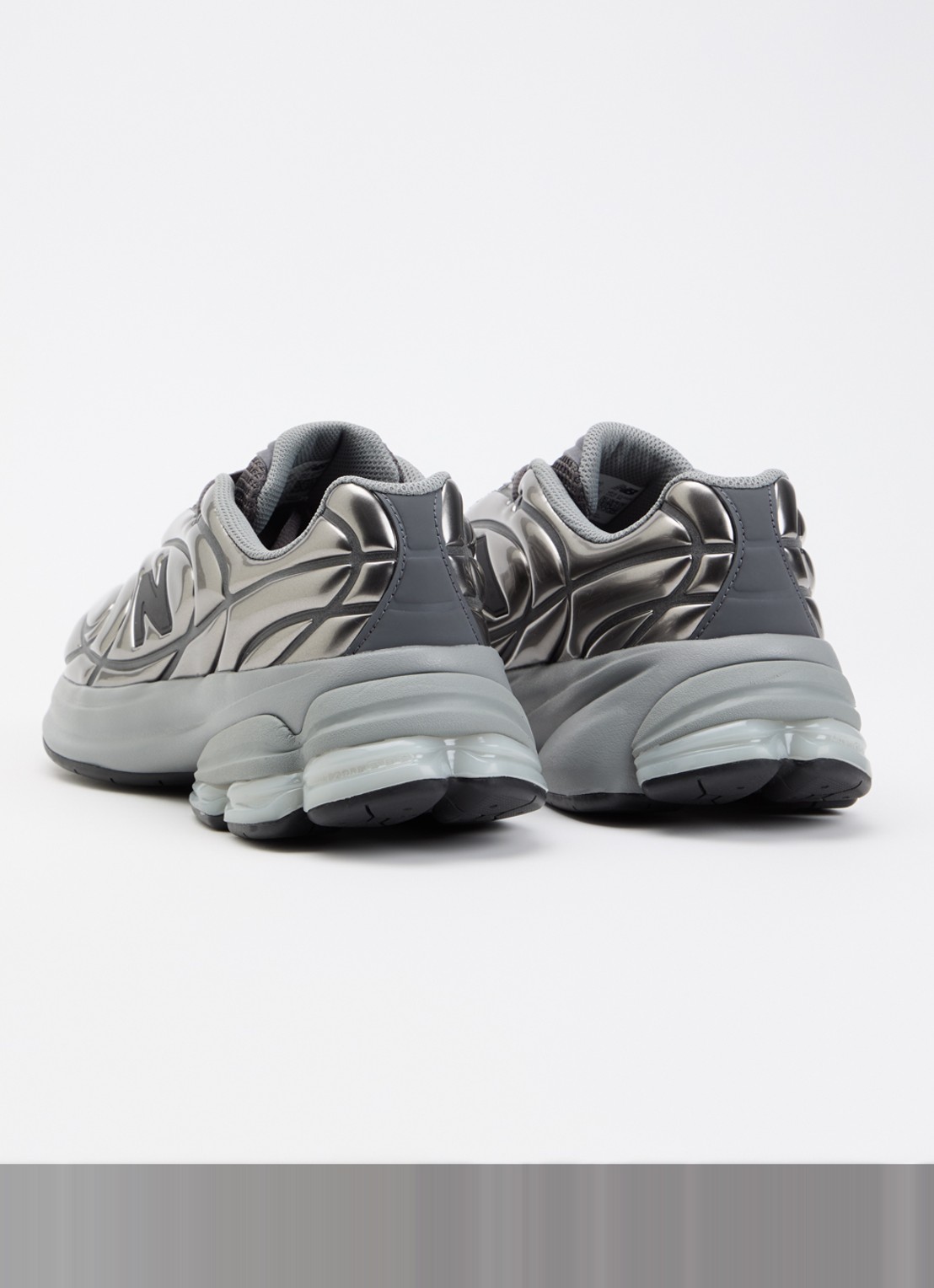New Balance U5030 sneaker met logo en metallic finish  - achterkant 5 grijs