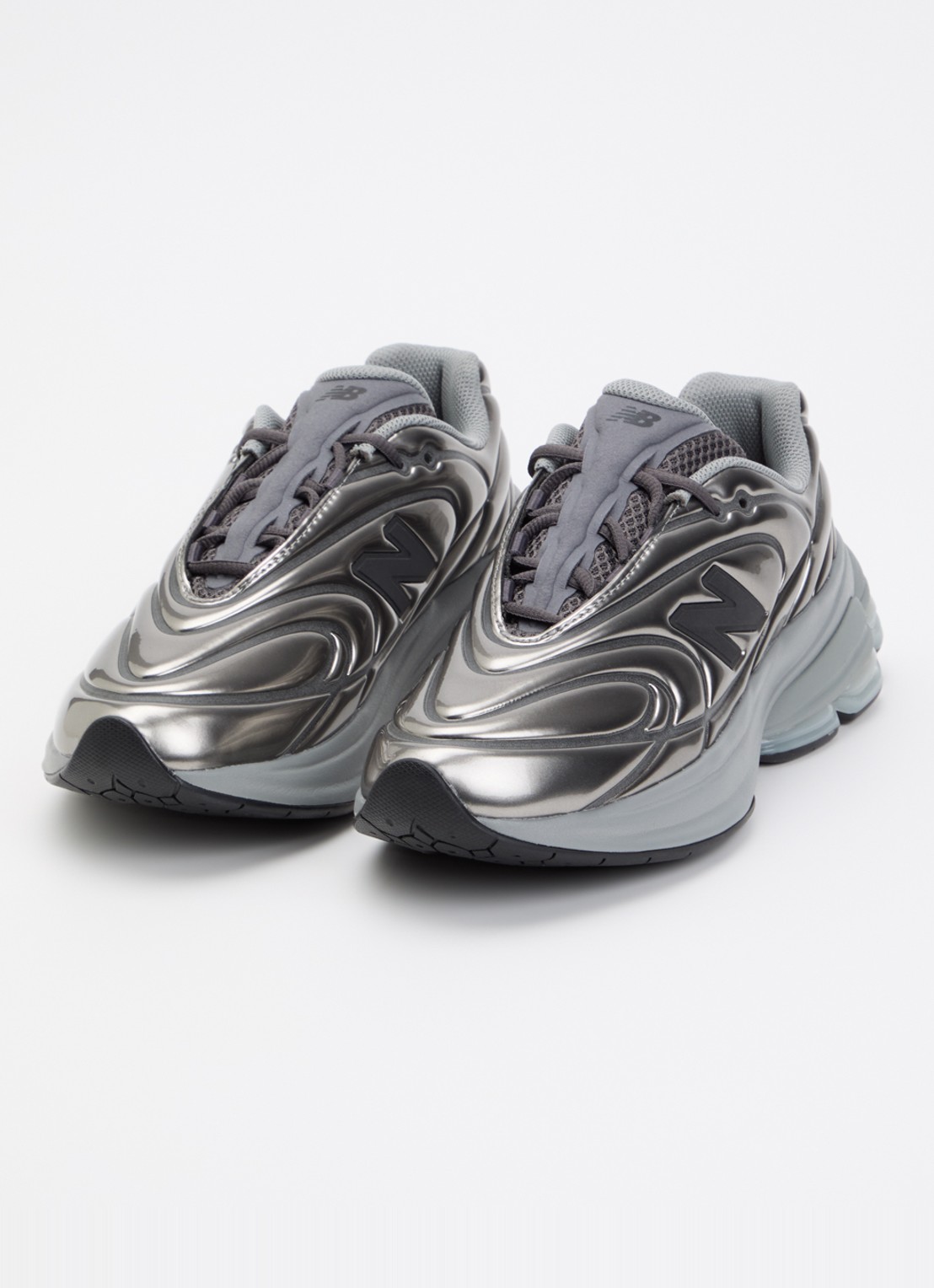New Balance U5030 sneaker met logo en metallic finish  - detail grijs