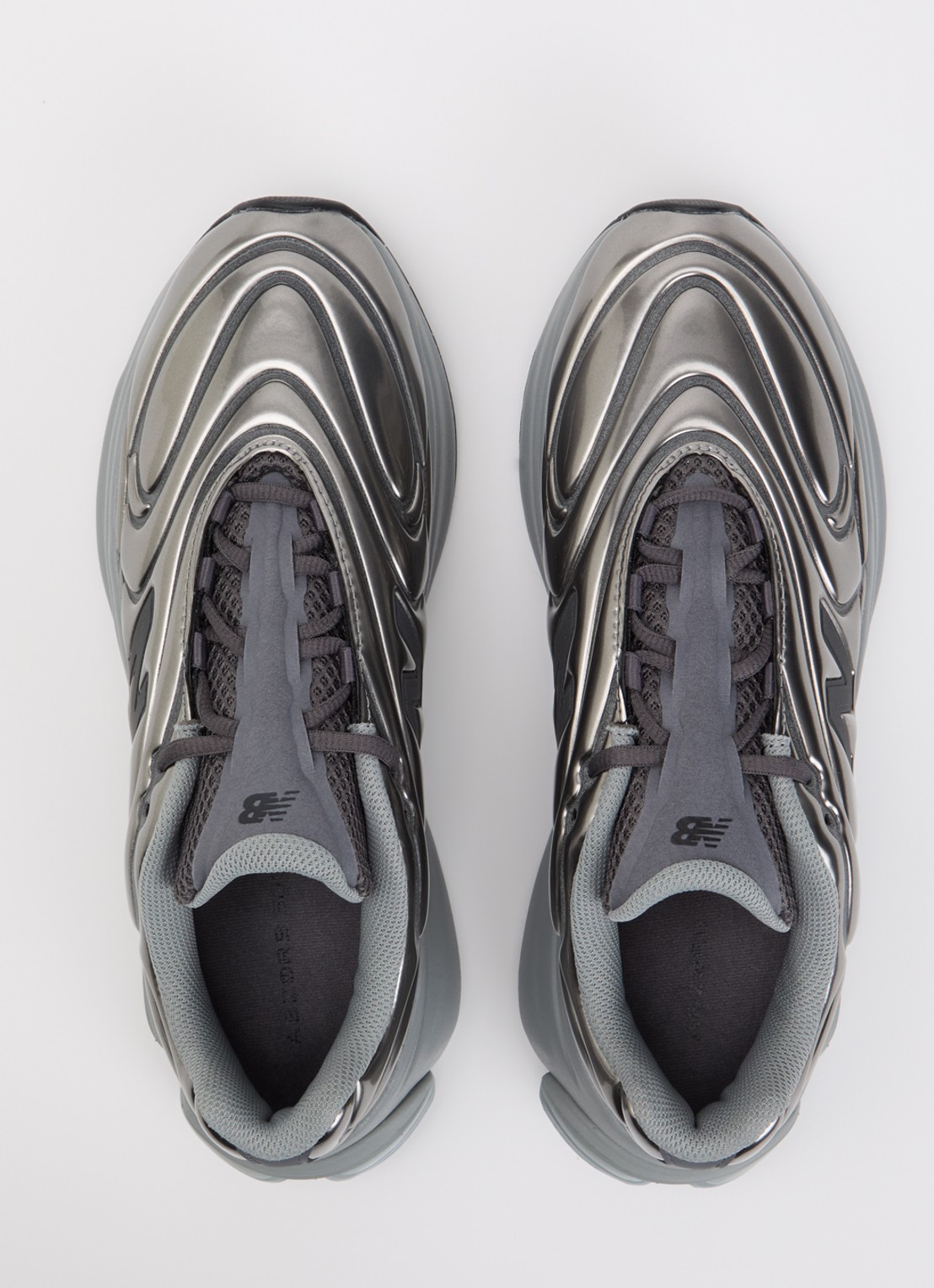 New Balance U5030 sneaker met logo en metallic finish  - detail 2 grijs