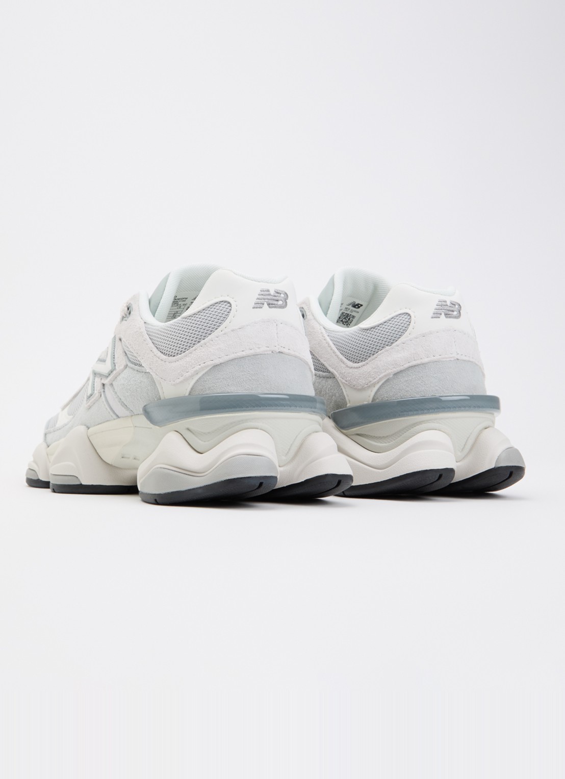 New Balance U90602FM sneaker met logo en details van suéde  - achterkant lichtgrijs