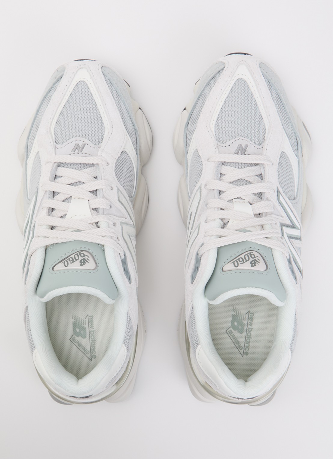 New Balance U90602FM sneaker met logo en details van suéde  - detail 4 lichtgrijs
