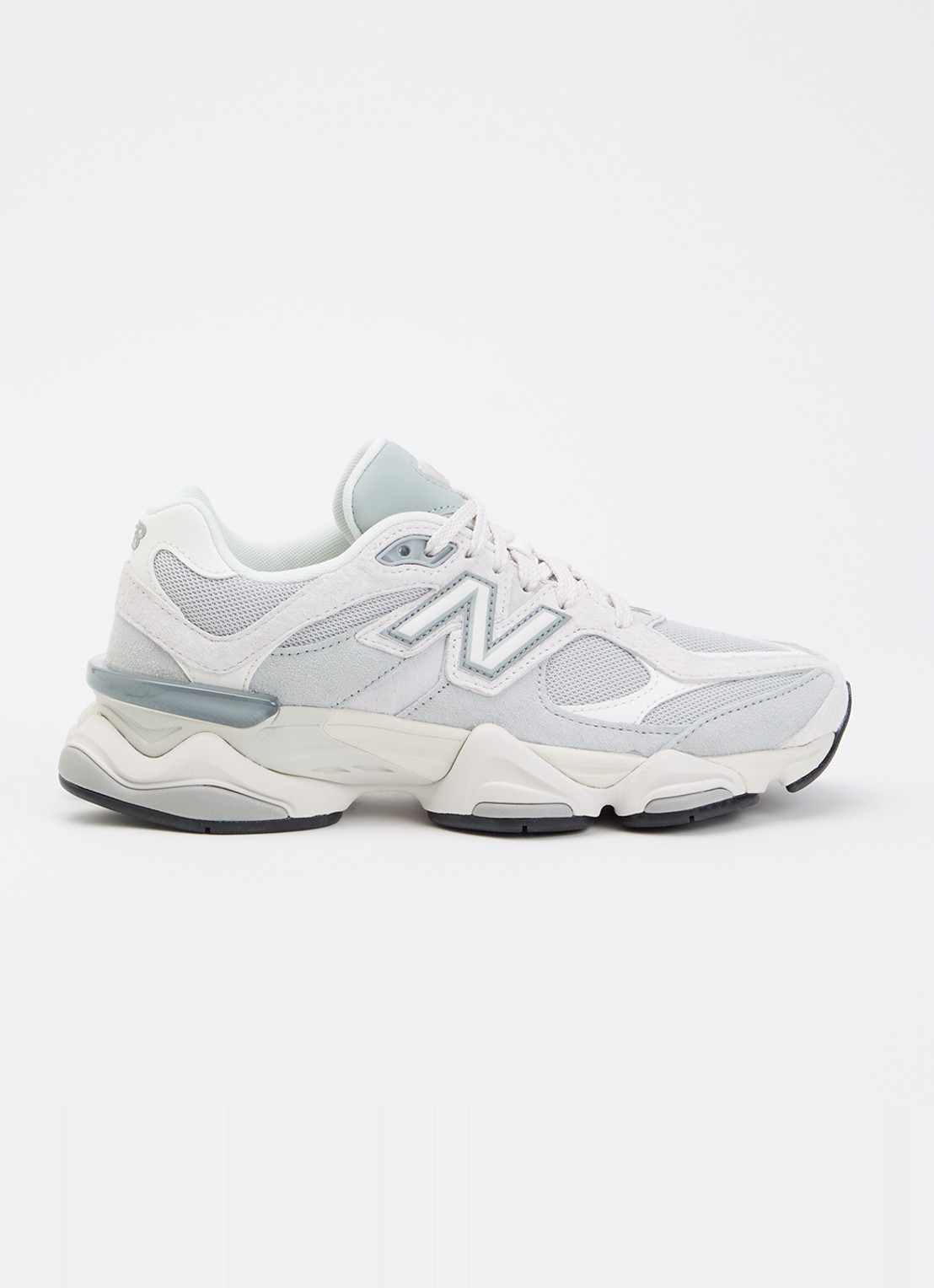 New Balance U90602FM sneaker met logo en details van suéde  - voorkant 2 lichtgrijs