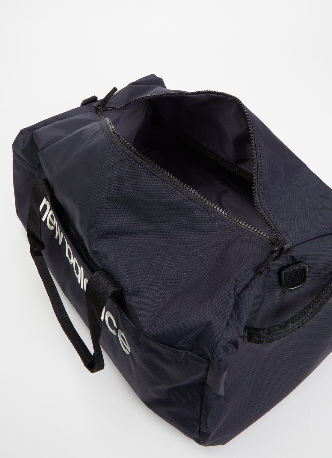 New Balance Urban sporttas met logoborduring en afneembare schouderriem - detail donkerblauw