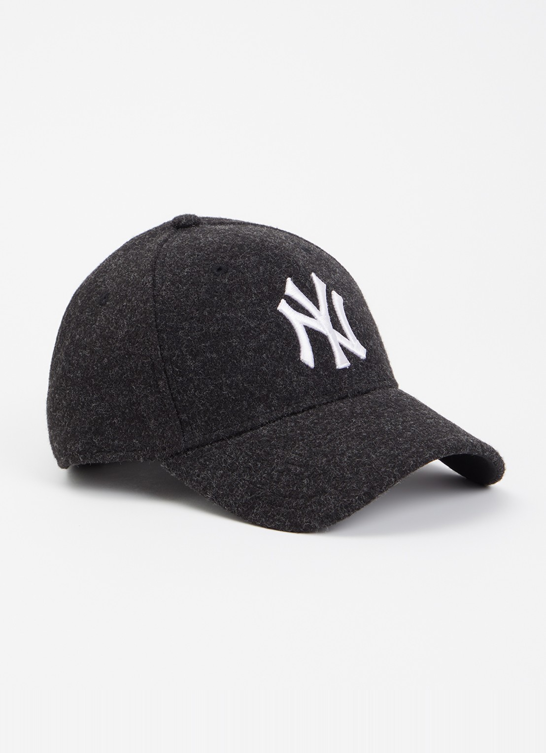 New Era Pet met logoborduring - voorkant zwart