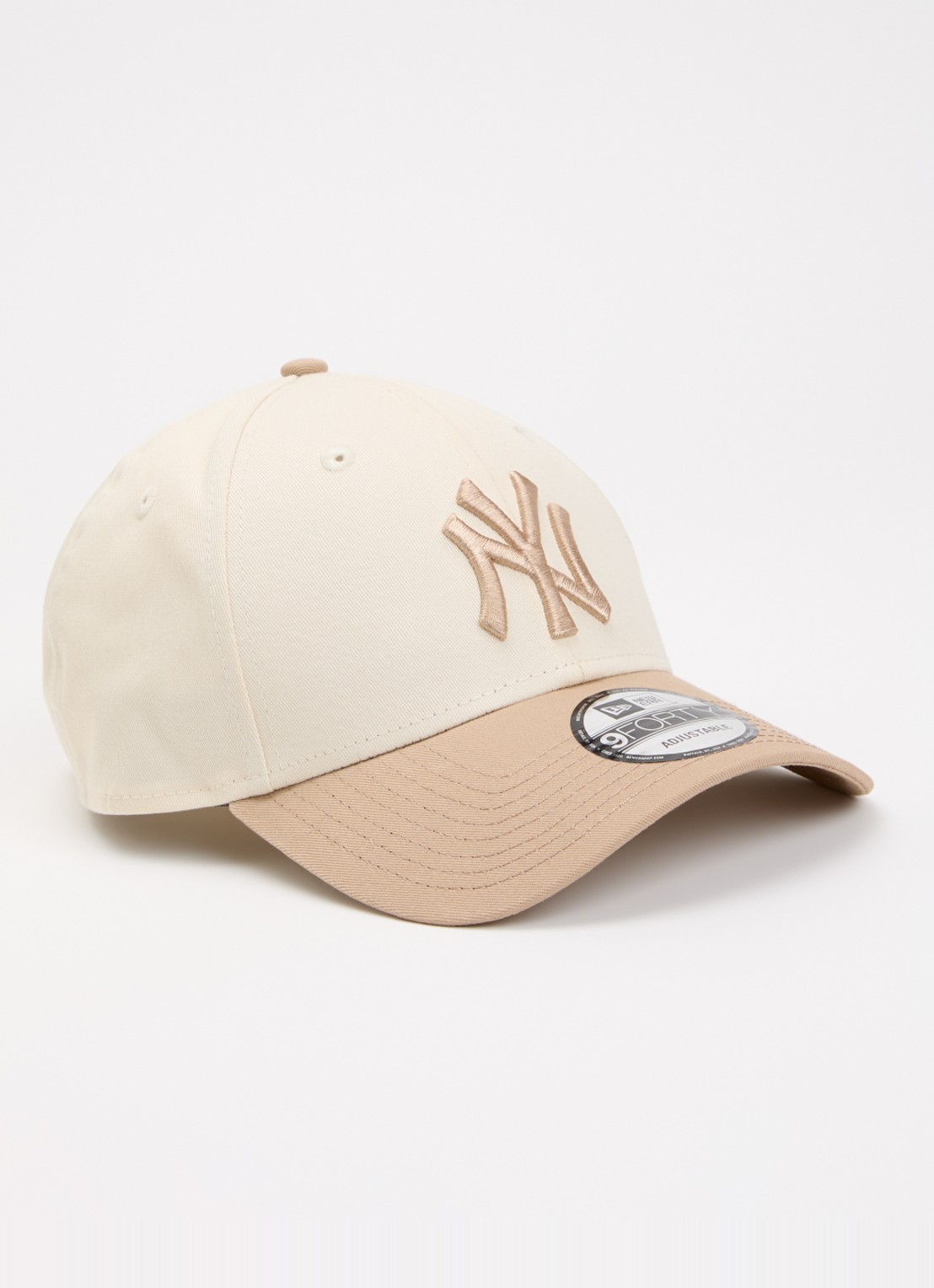 New Era Pet met logoborduring - voorkant 2 beige