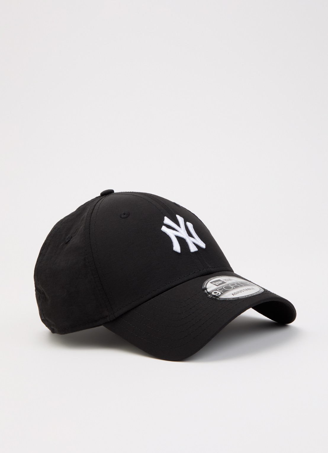 New Era Pet met logoborduring - voorkant zwart