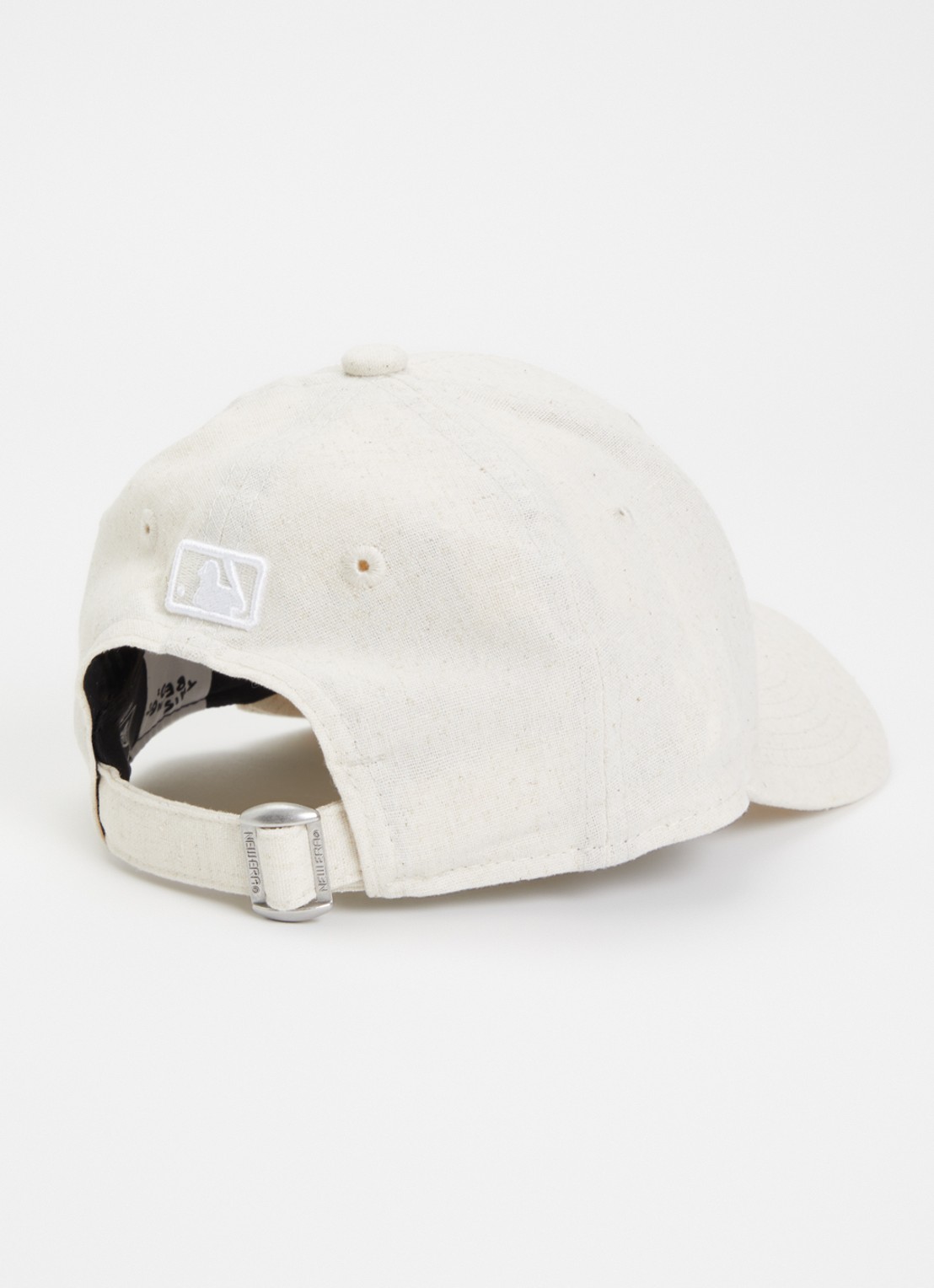 New Era Pet met logoborduring  - detail gebroken wit
