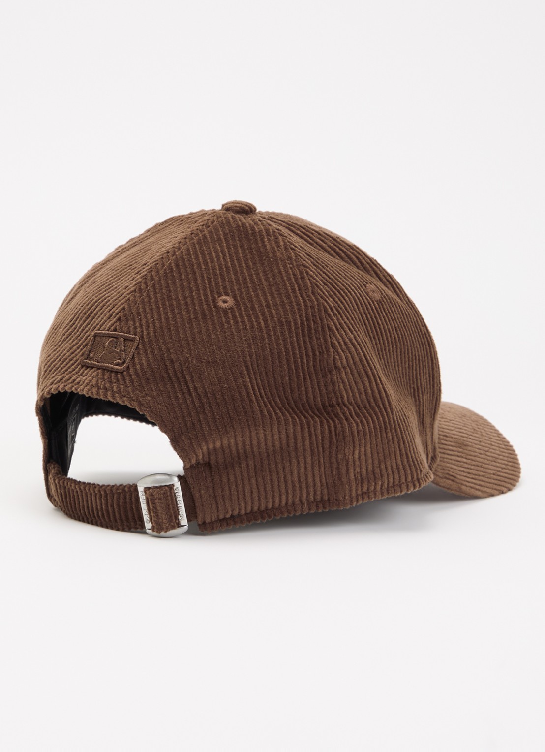 New Era Pet van corduroy met logoborduring - detail bruin