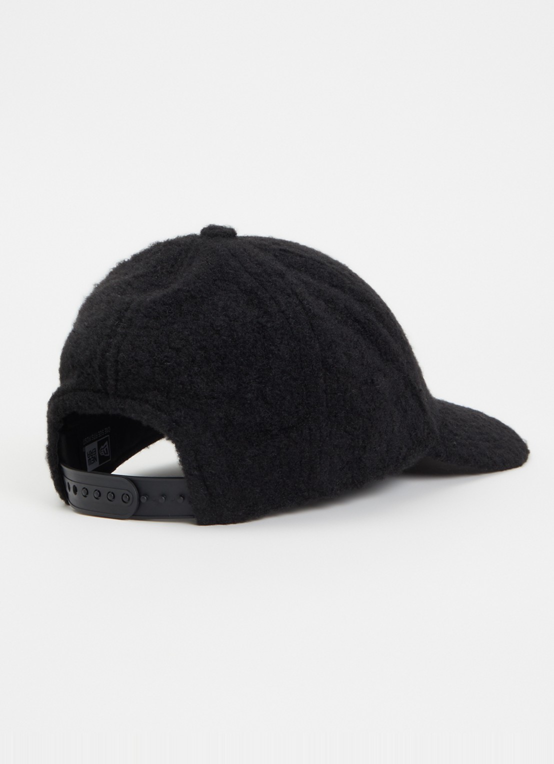 New Era Pet van teddy en logoborduring  - achterkant zwart