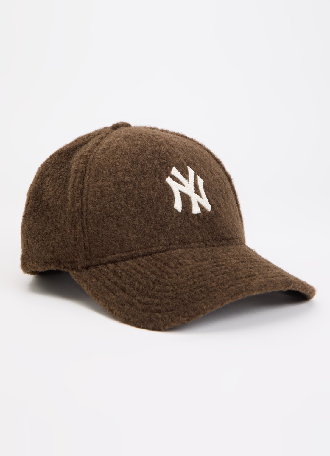 New Era Pet van teddy met logoborduring - voorkant bruin