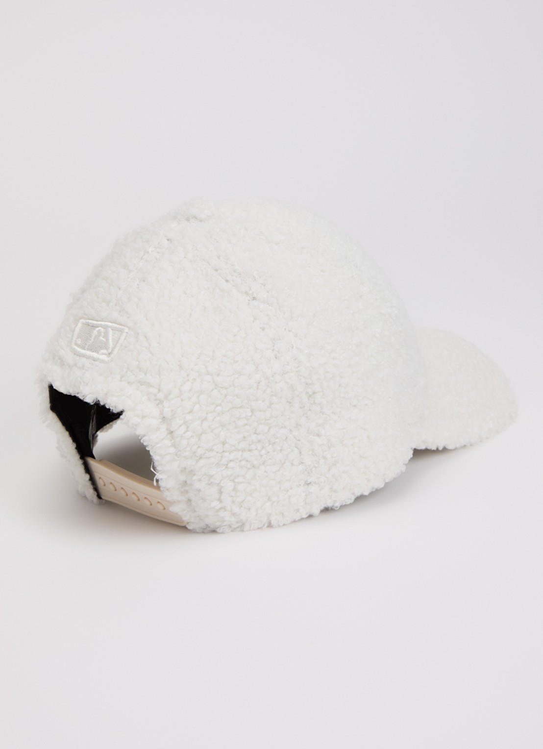 New Era Pet van teddy met logoborduring - detail gebroken wit
