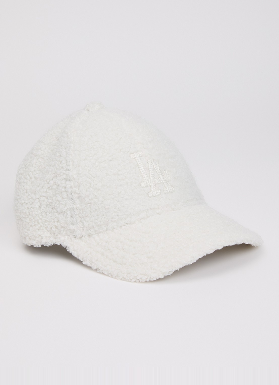 New Era Pet van teddy met logoborduring - voorkant 3 gebroken wit