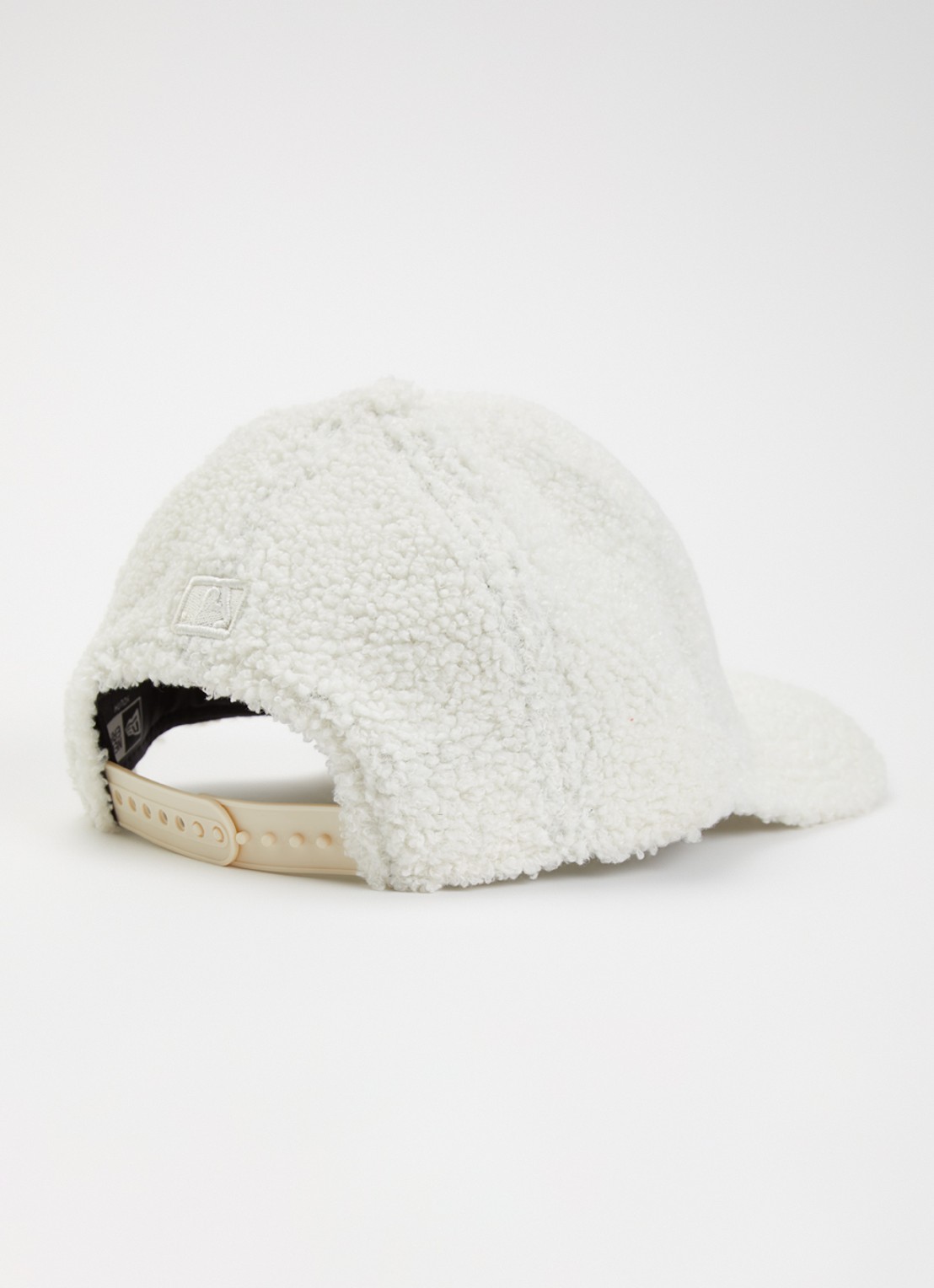 New Era Pet van teddy met logoborduring - detail 2 gebroken wit