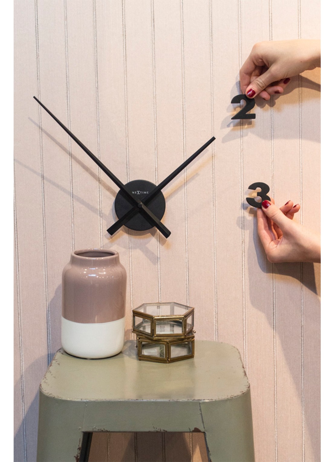 NeXtime Hands wandklok  - voorkant 7 zwart