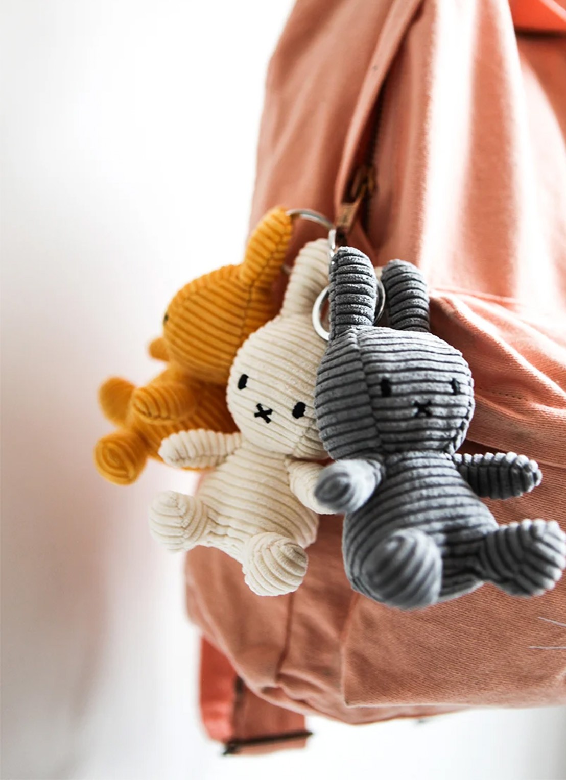 Nijntje Miffy Dutch Denim knuffel 23 cm - voorkant 2 gebroken wit