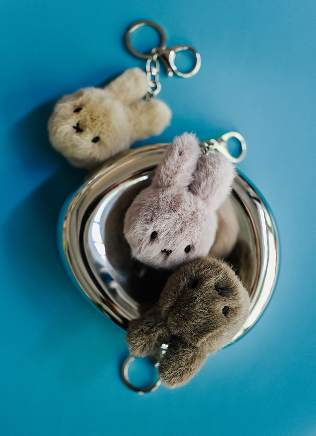 Nijntje Miffy Fuzzy sleutelhanger 8 cm - voorkant 4 lila