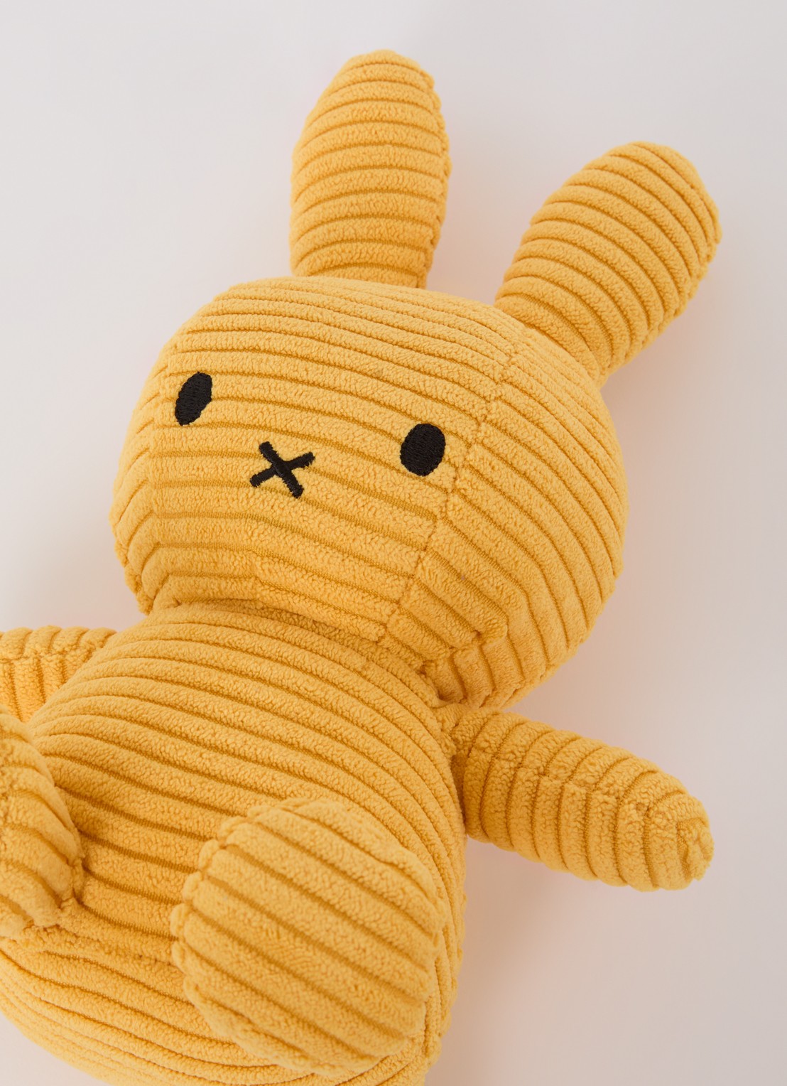 Nijntje Miffy knuffel van corduroy 23 cm - voorkant 2 geel