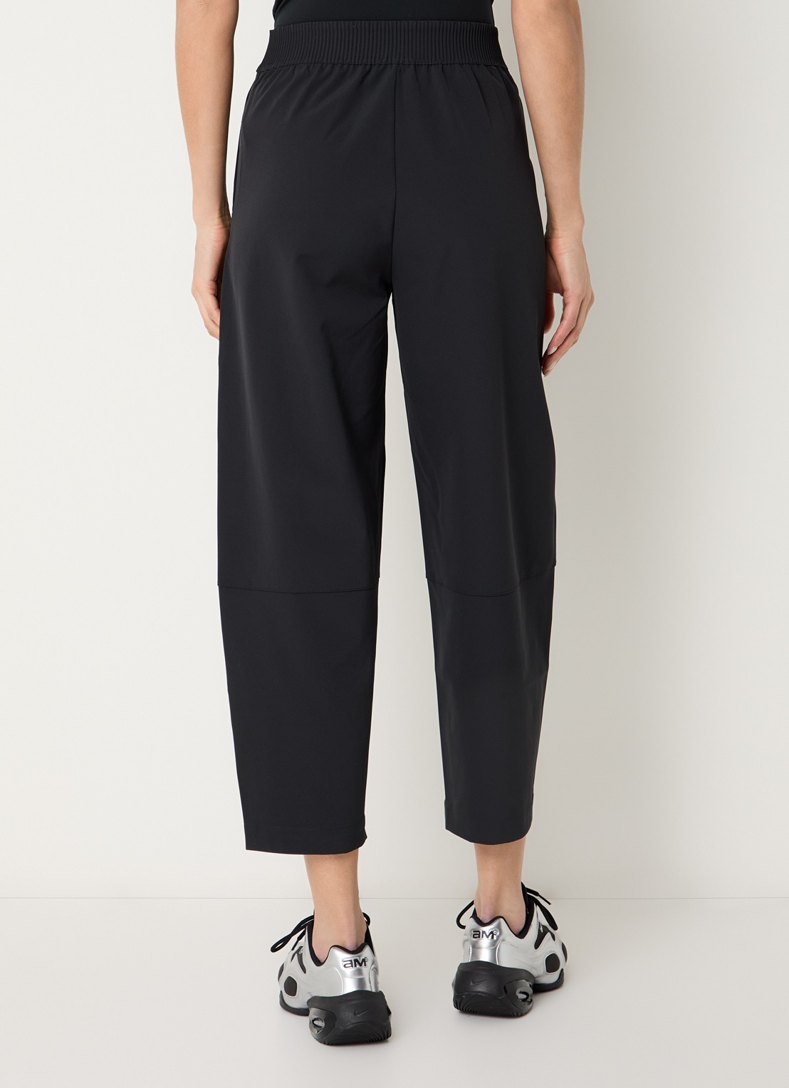 Nike 24.7 high waist cropped tapered fit broek met steekzakken - achterkant zwart