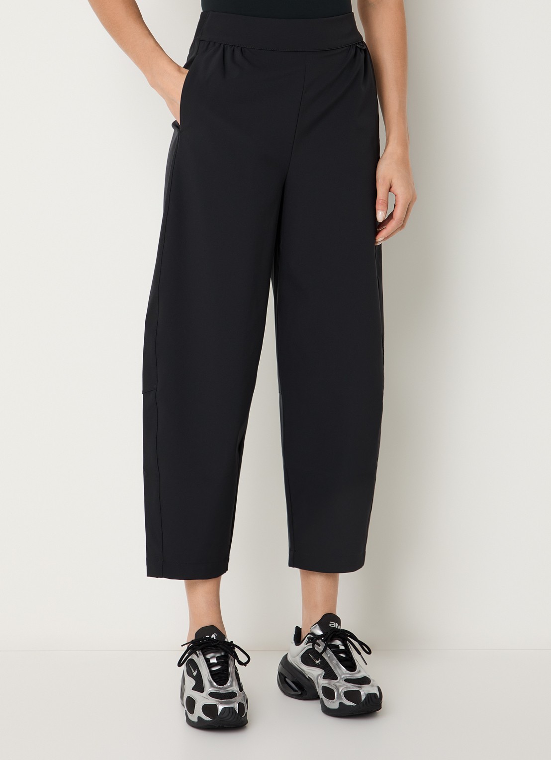 Nike 24.7 high waist cropped tapered fit broek met steekzakken - detail 4 zwart
