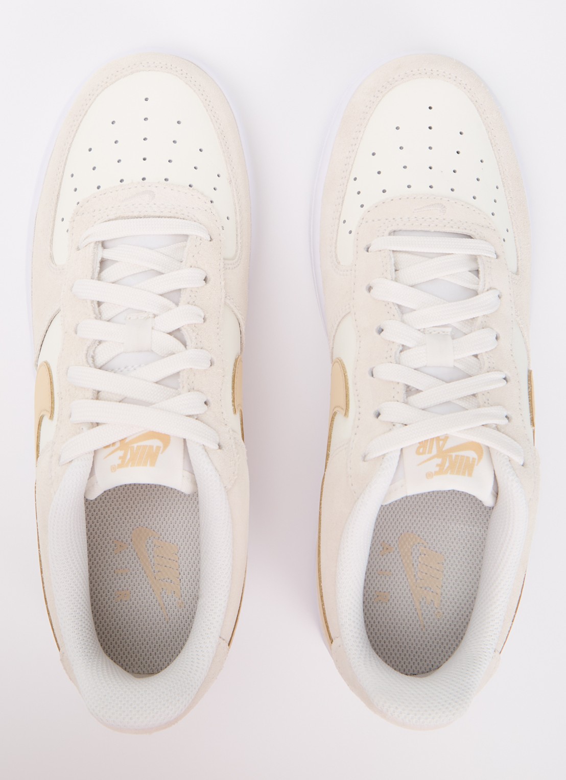 Nike Air Force 1 sneaker van suède met leren details - detail 2 creme