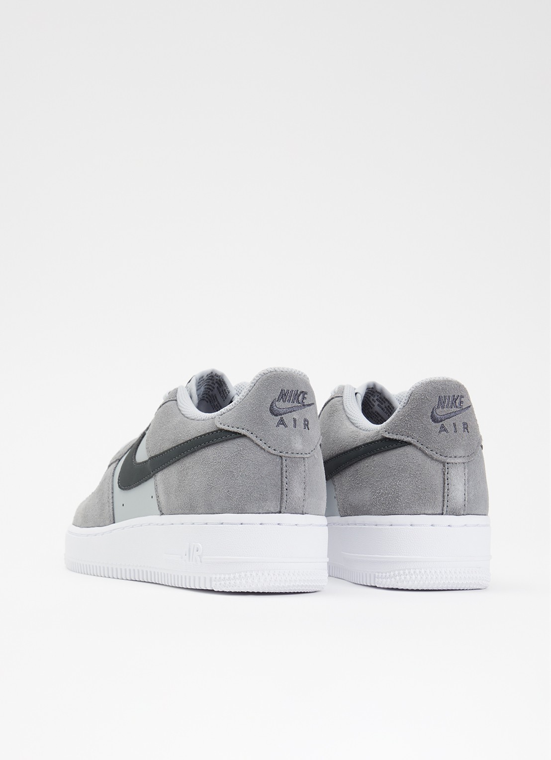 Nike Air Force 1 sneaker van suède met leren details - achterkant grijs