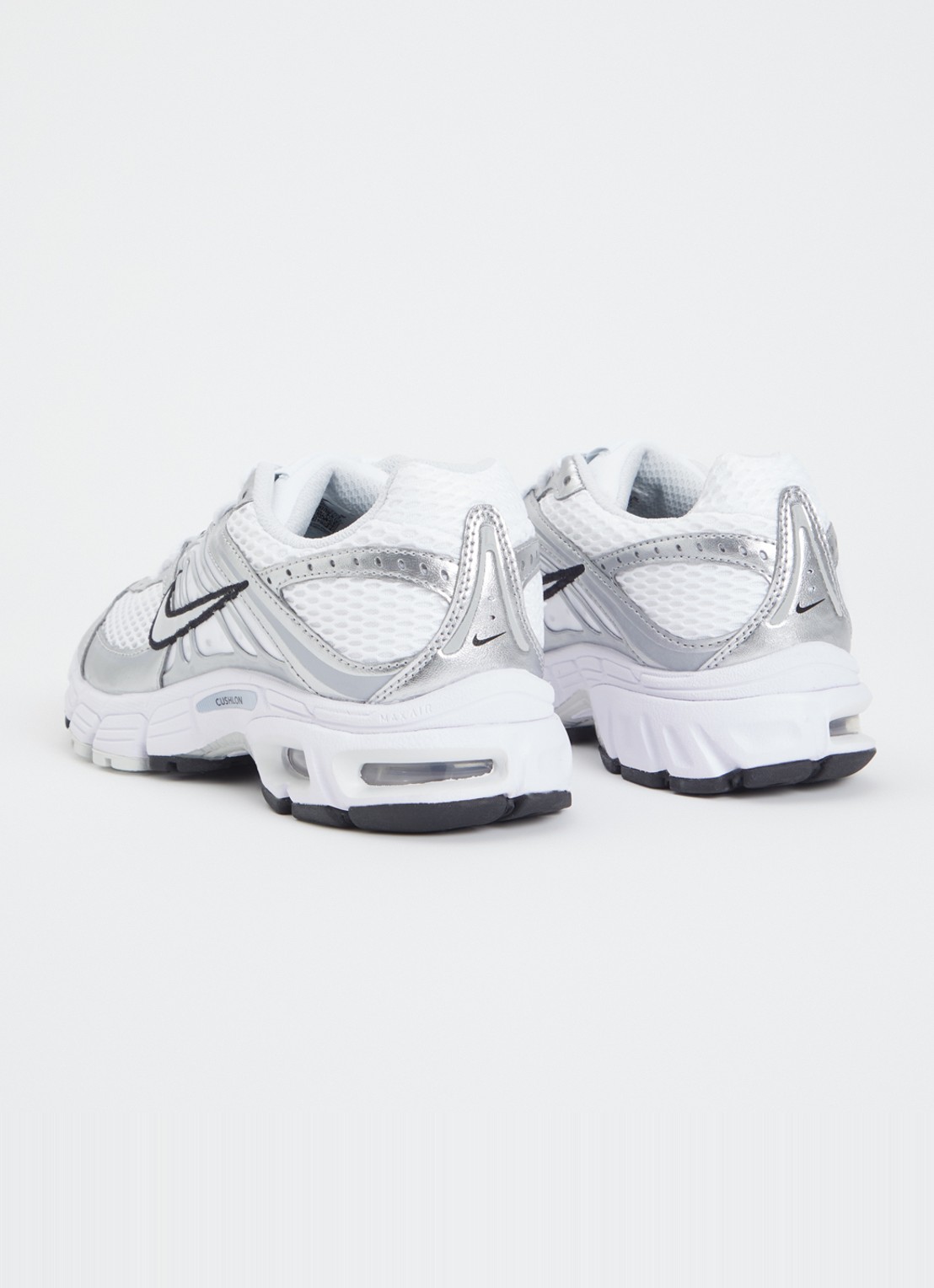 Nike Air Max Moto 2K sneaker met mesh details - achterkant zilver