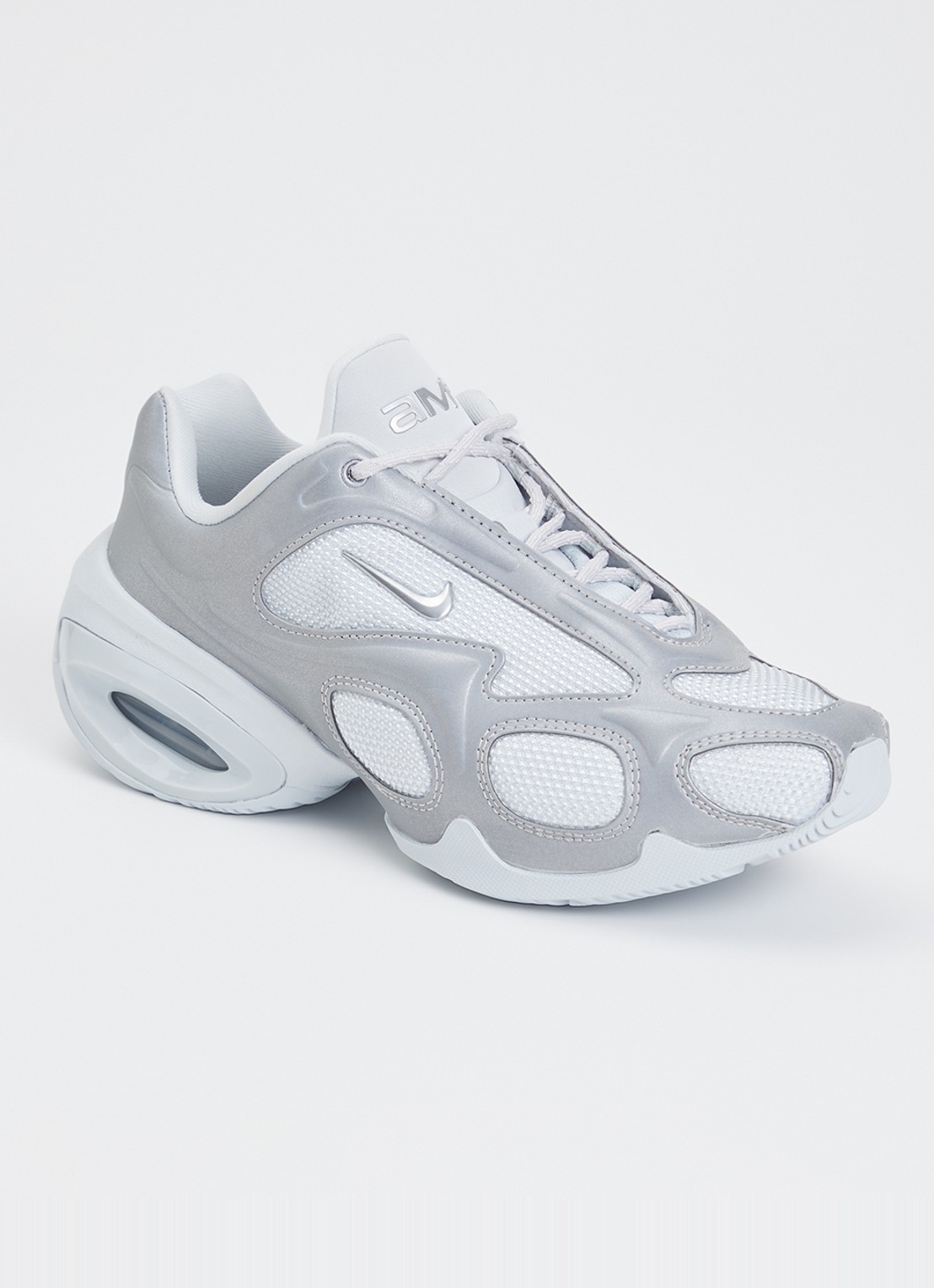 Nike Air Max Muse sneaker met mesh details en metallic finish - voorkant zilver