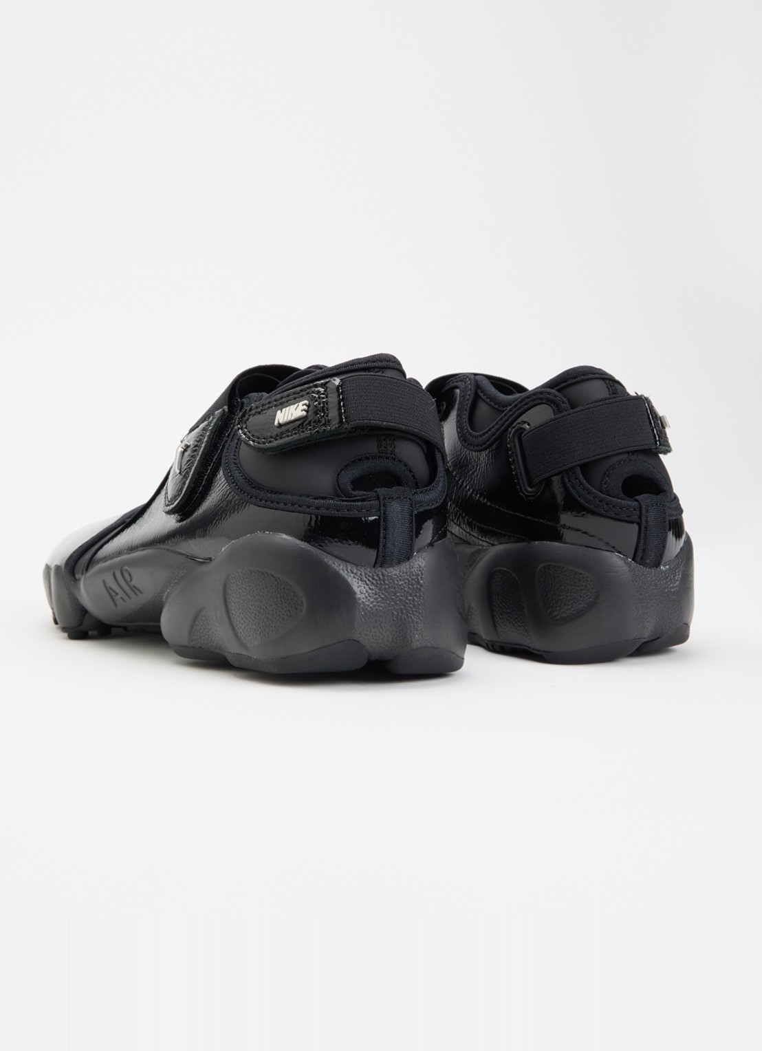 Nike Air Rift sneaker met lakfinish  - achterkant 4 zwart