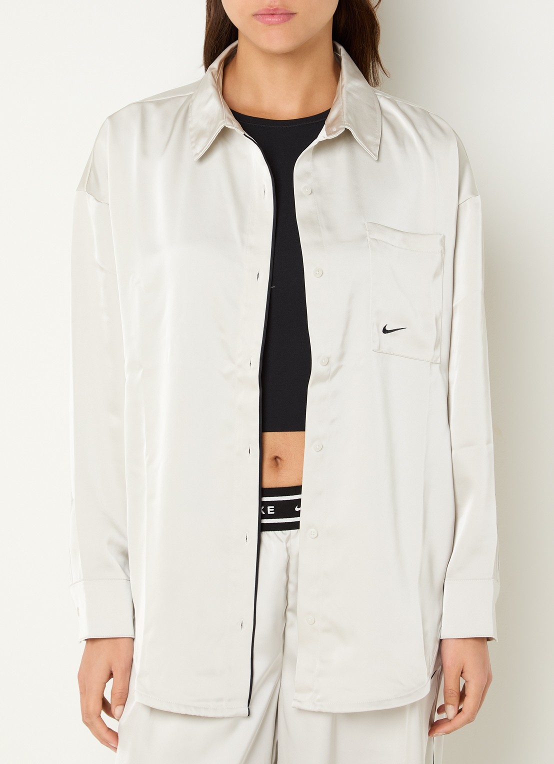 Nike Blouse van satijn met borstzak en logo - detail 2 beige