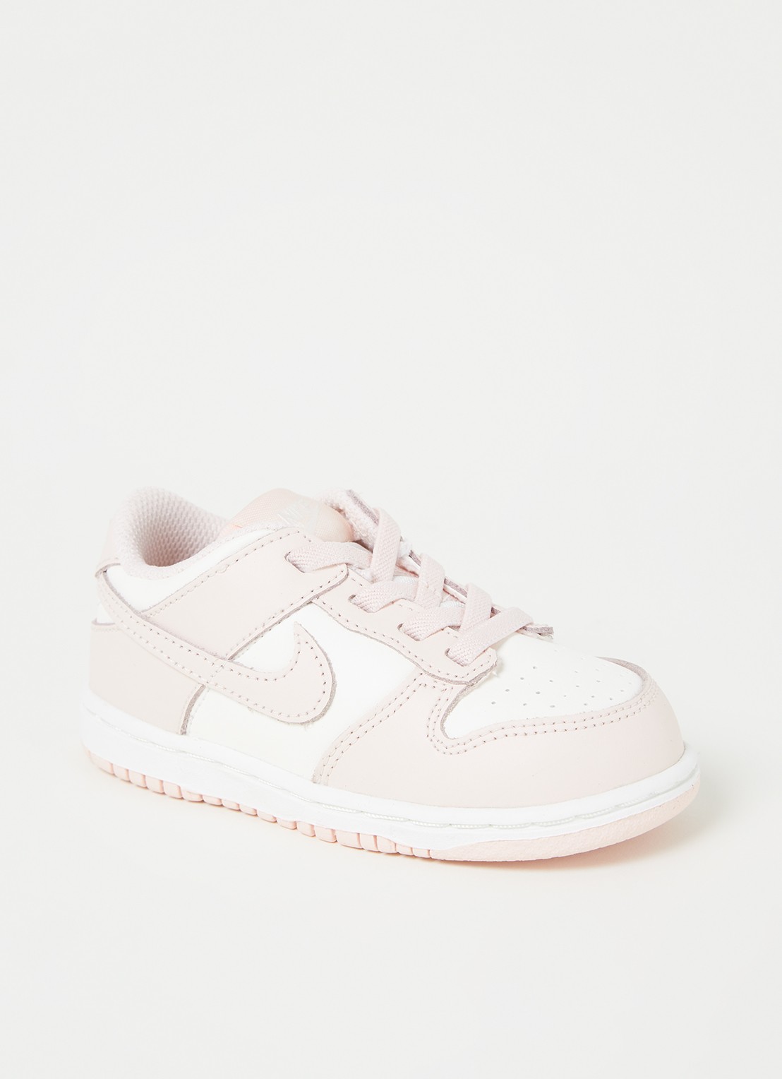 Nike Dunk Low babyschoentje van leer - voorkant 3 lichtroze