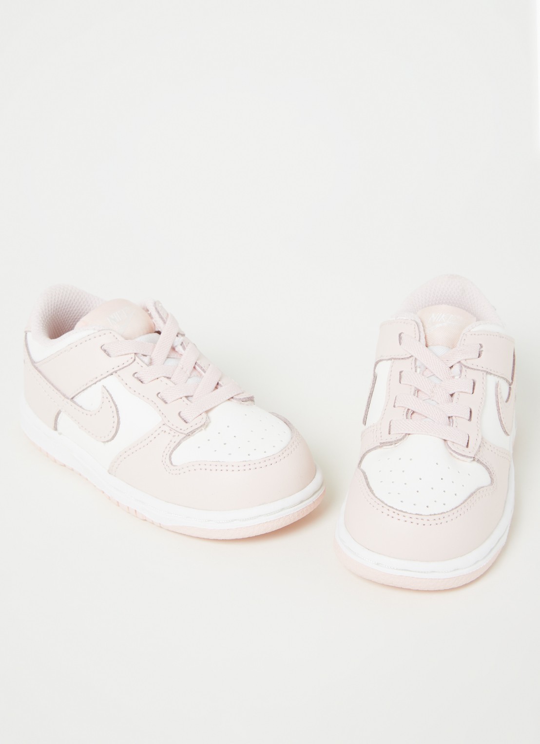 Nike Dunk Low babyschoentje van leer - voorkant 4 lichtroze