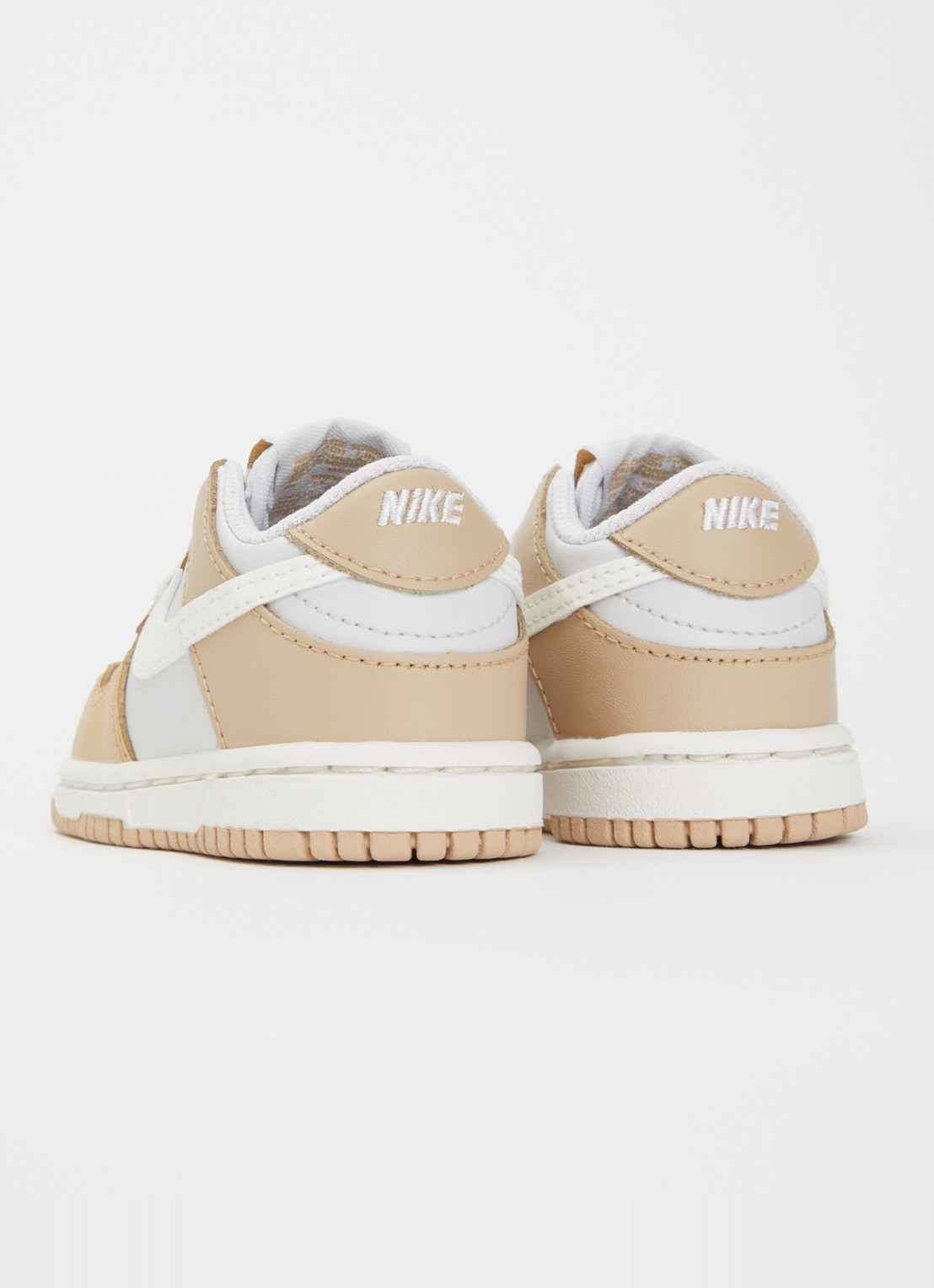 Nike Dunk Low sneaker met details van leer en logo  - achterkant 3 lichtbruin