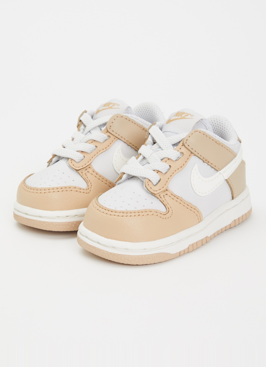 Nike Dunk Low sneaker met details van leer en logo  - voorkant 6 lichtbruin