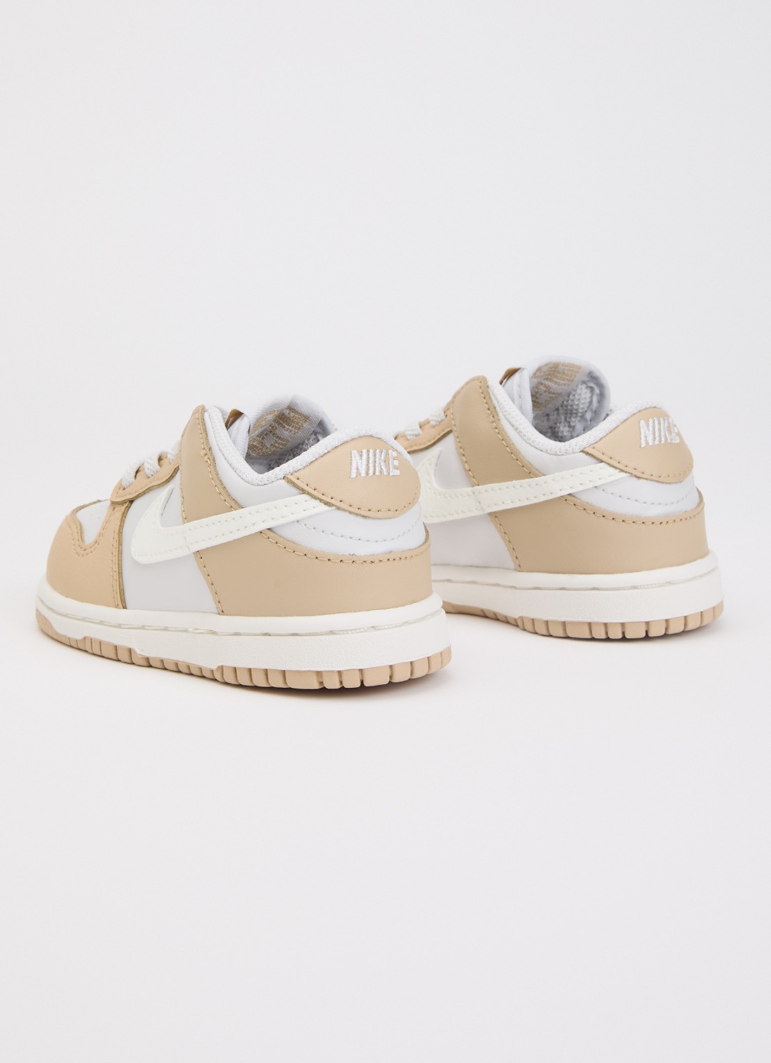 Nike Dunk Low sneaker met details van leer en logo  - achterkant 4 lichtbruin
