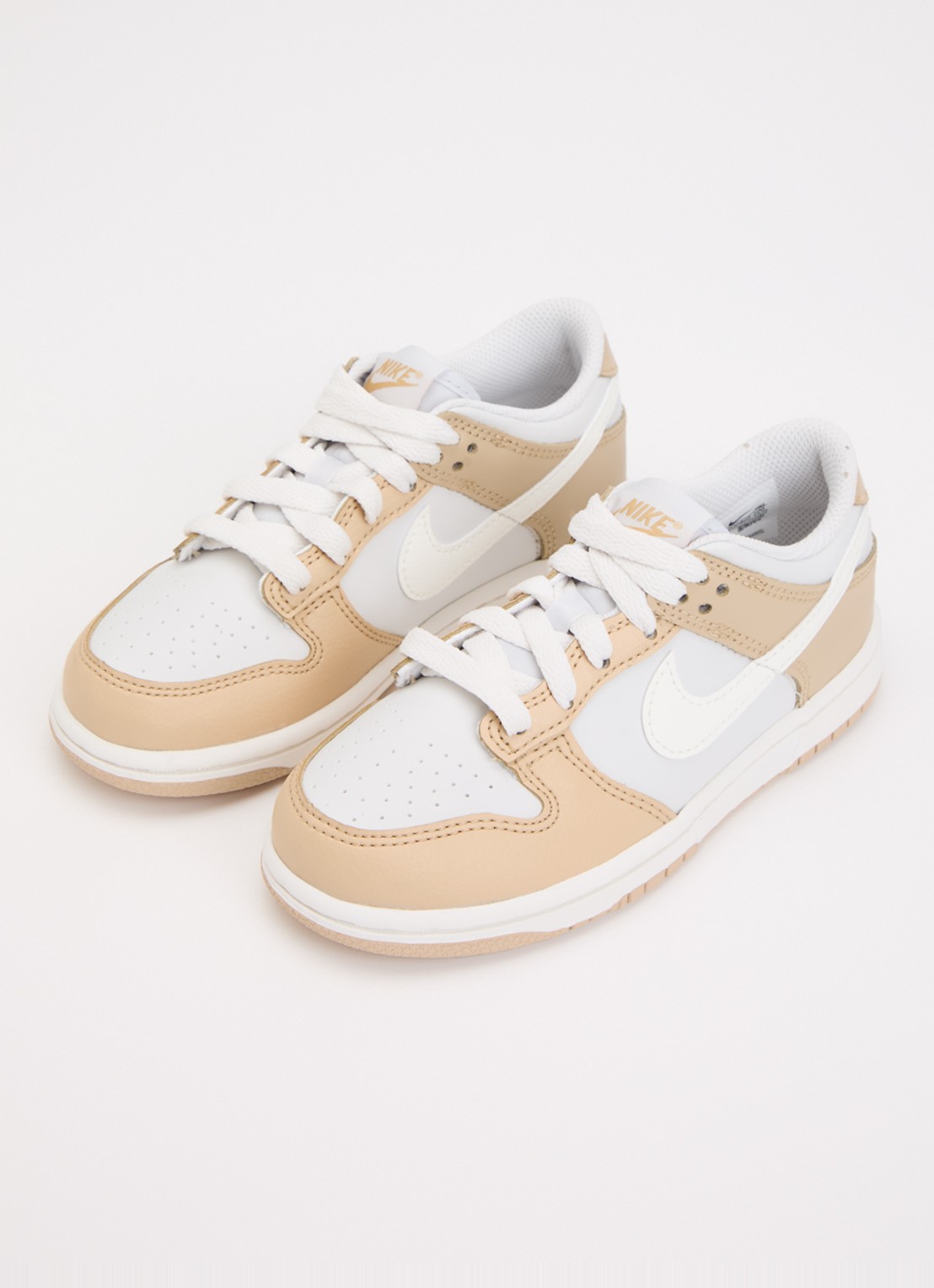 Nike Dunk Low sneaker met leren details en logo - voorkant 4 lichtbruin