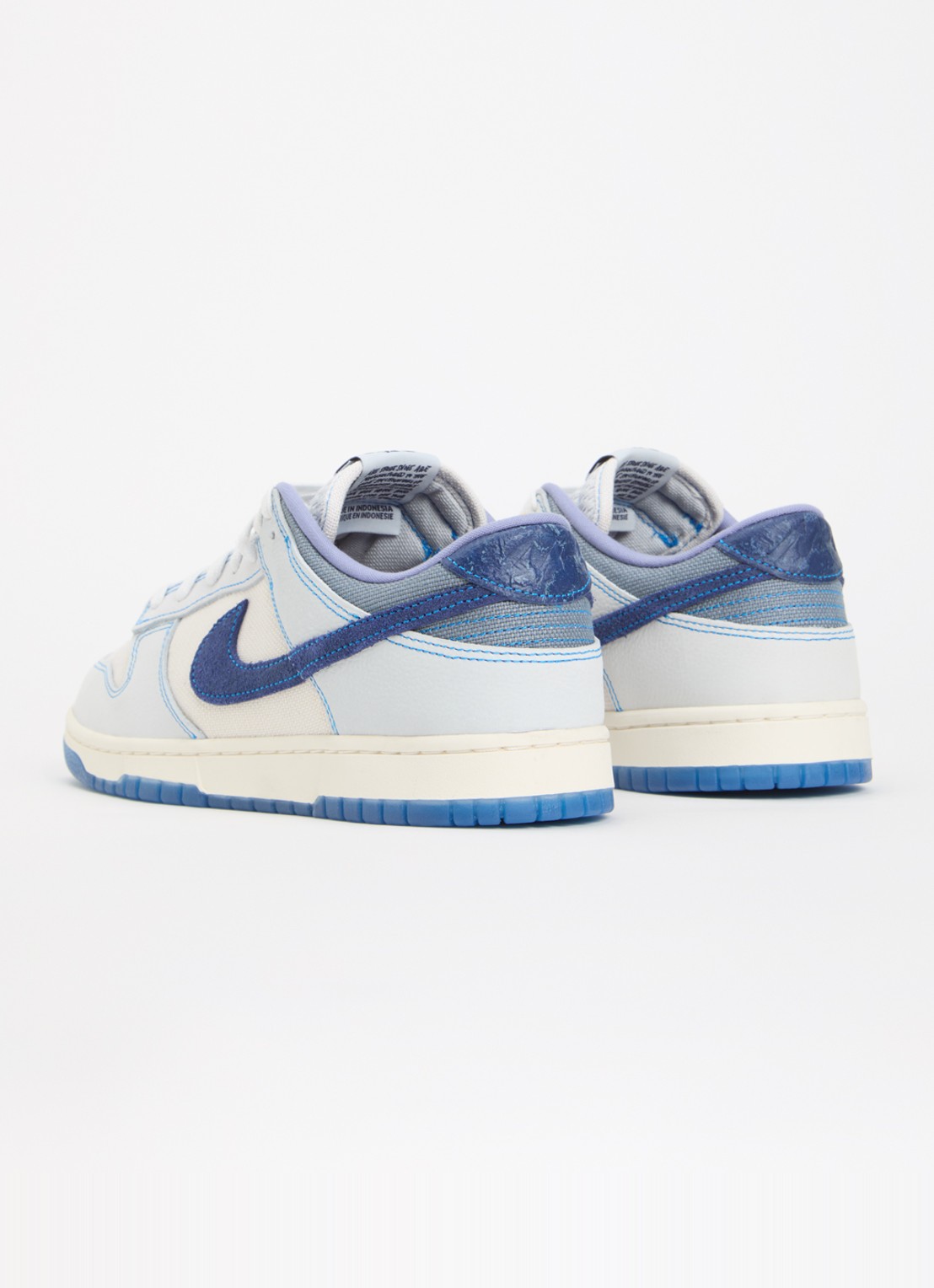 Nike Dunk Low sneaker met logo - achterkant lichtblauw