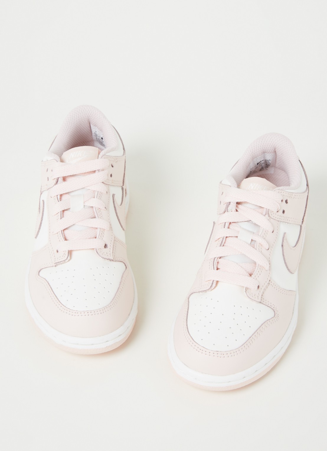 Nike Dunk Low sneaker van leer - voorkant 2 lichtroze