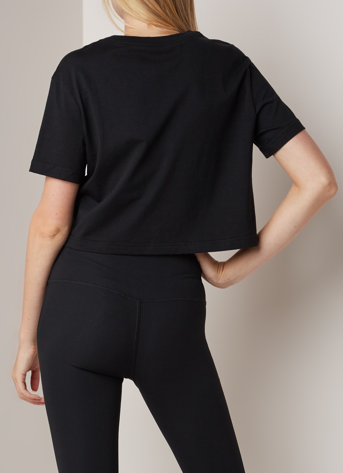 Nike Essential trainings cropped T-shirt met logoprint - achterkant zwart