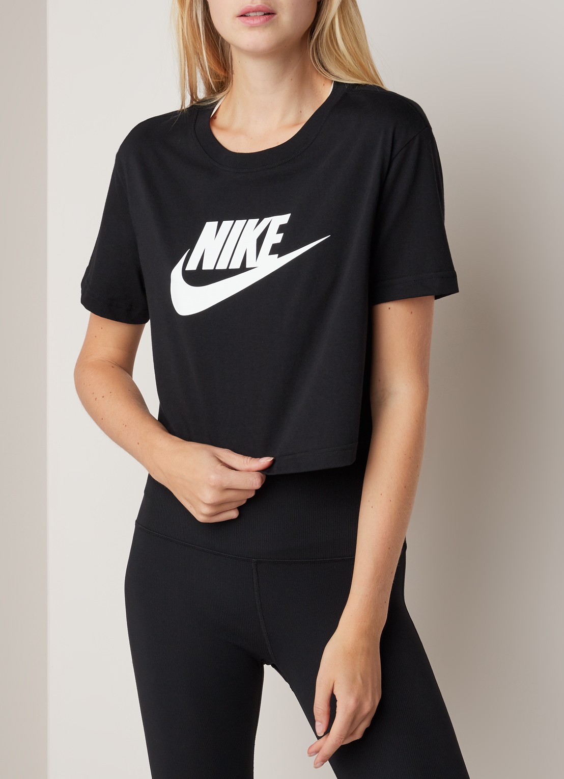 Nike Essential trainings cropped T-shirt met logoprint - detail 2 zwart