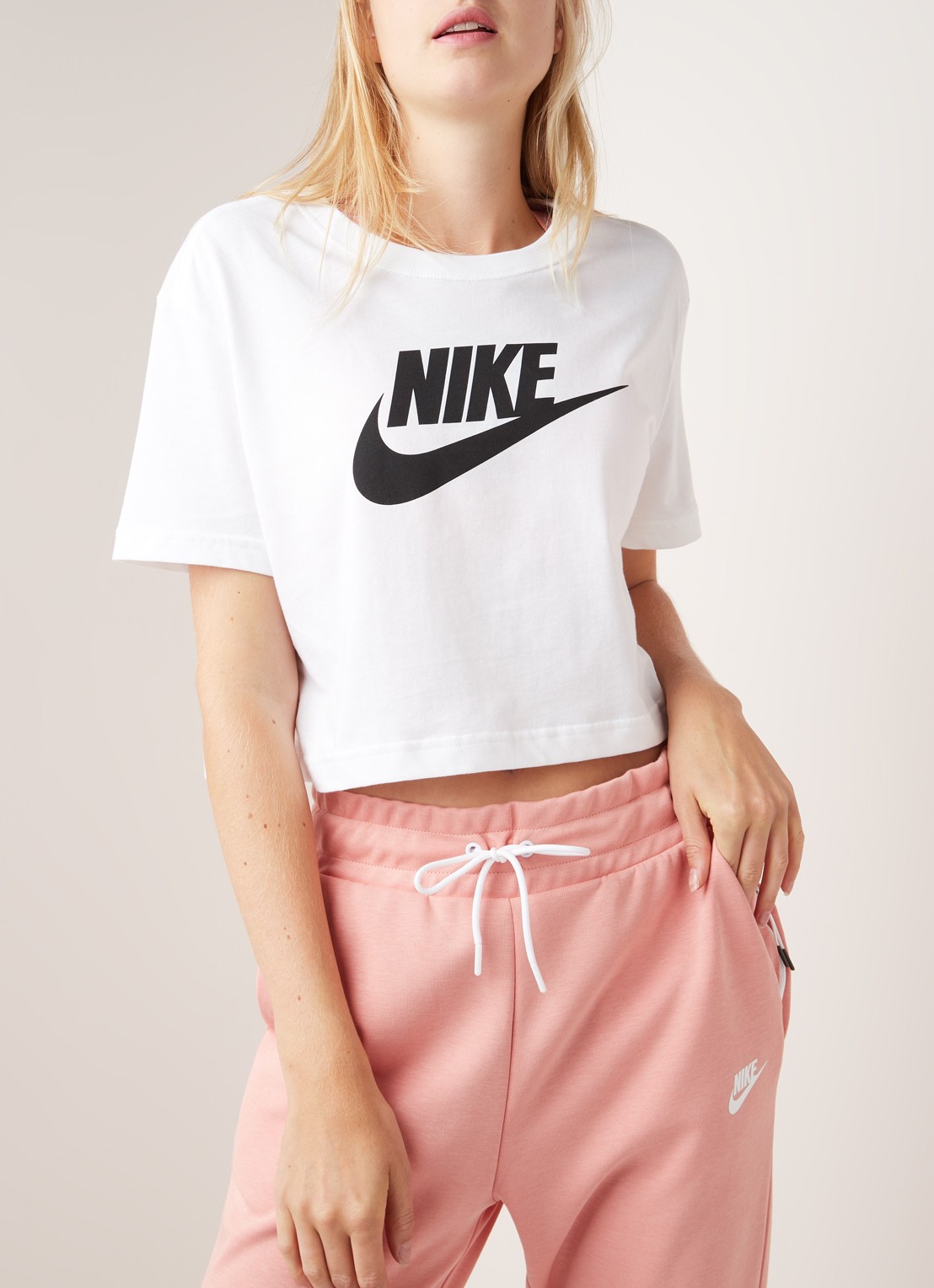 Nike Essential trainings cropped T-shirt met logoprint - detail 3 wit